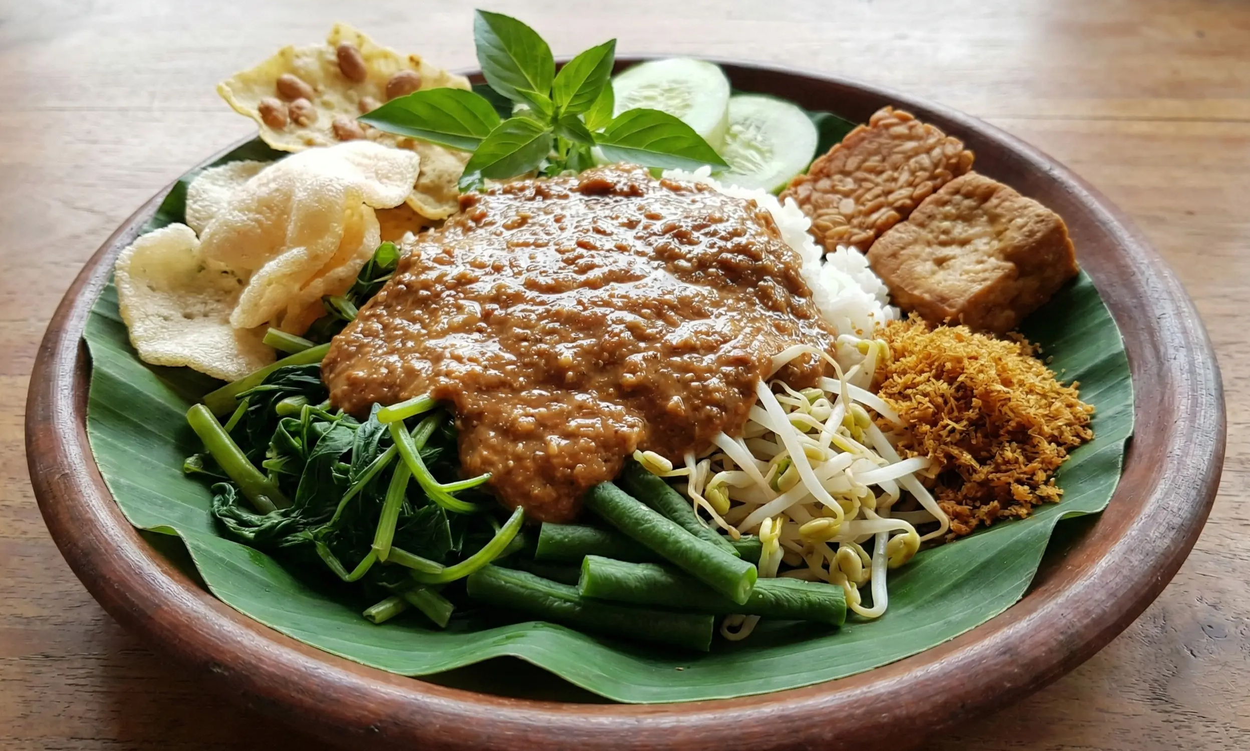Nasi Pecel Pincuk Khas Madiun yang lezat
